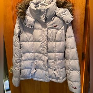 HOLLISTER Women’s SM puffer. Detachable fur lined hood. Missing belt.
